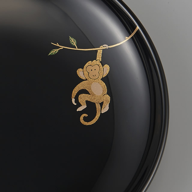 輪島塗　銘々皿　干支 申蒔絵　黒　〔５寸丸〕  １枚 紙箱入：ほぼ真上からの画像（蒔絵部分）<br><font color="red">パソコン画面でご覧頂いた場合、実寸より大きなサイズで表示されます。</font><br>